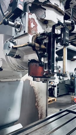 Milltronics #MB-19M-B, CNC bed mill, 13" x50" tbl., 7.5 HP, 4000 RPM, #40, 4-Axis, Centurion 6, power draw - Image 4