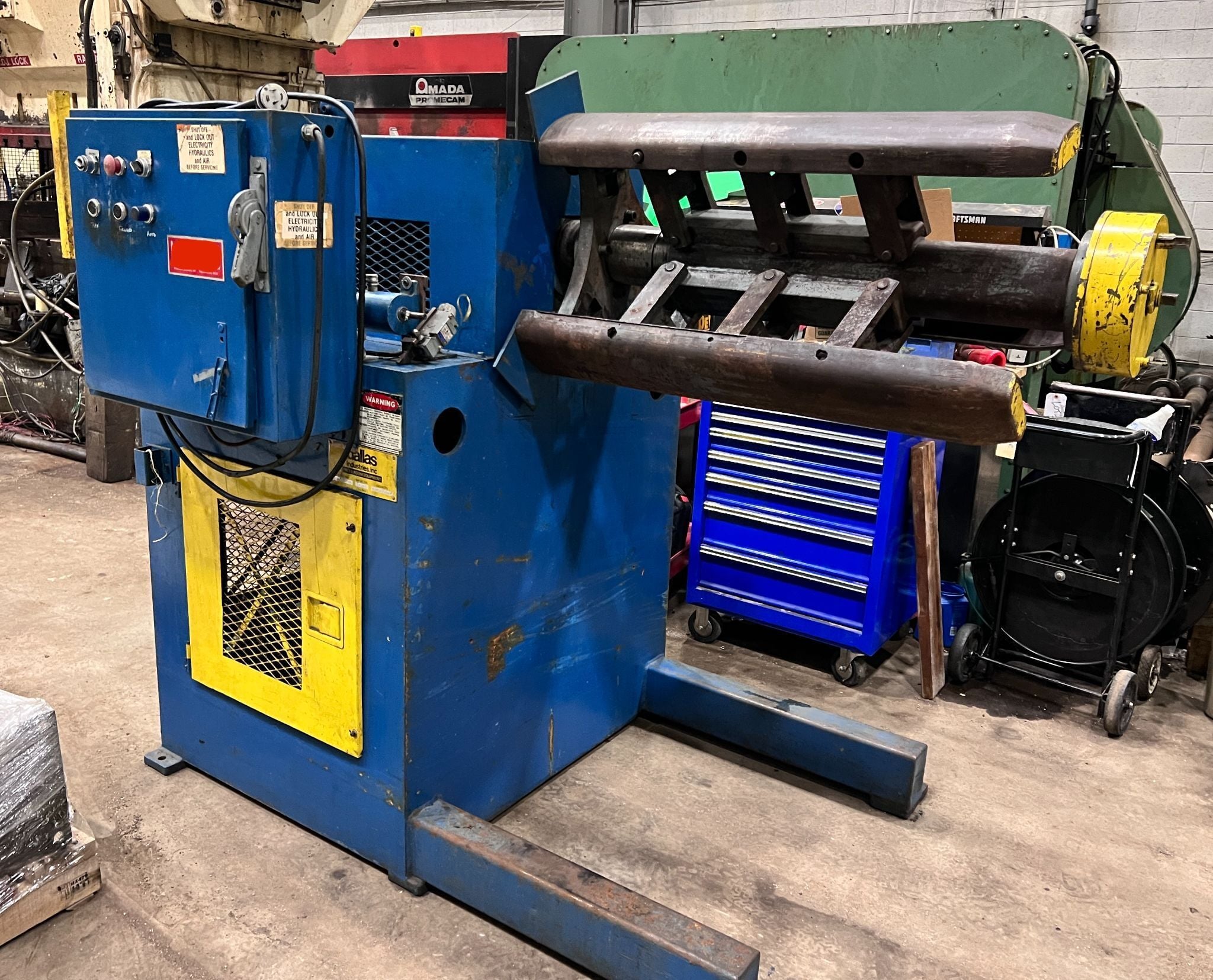 10000 lb. Dallas #06700, motorized uncoiler, 30" width, 60" outside dimensions, 20"-24" ID, 3-leaf, manual - Image 1