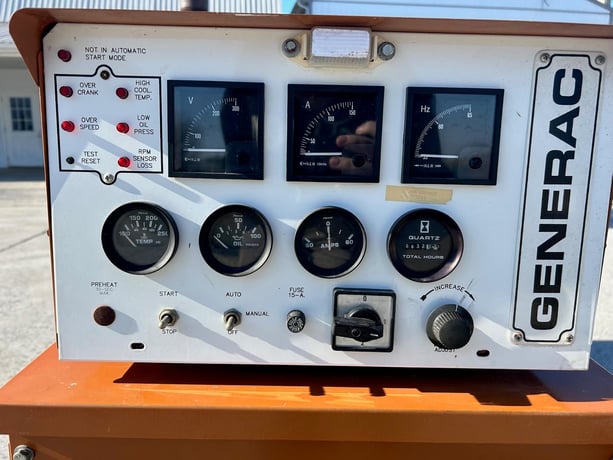 30 KW Generac #95A03723-S, Natural gas / LP generator, 3 phase, 632 hours, 120/208 Volts, load tested, 1995 - Image 10