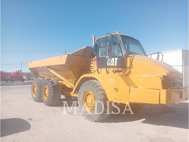 Caterpillar 725, Articulated Truck, 9768 hours, S/N: B1L00174, 2005 - Image 1