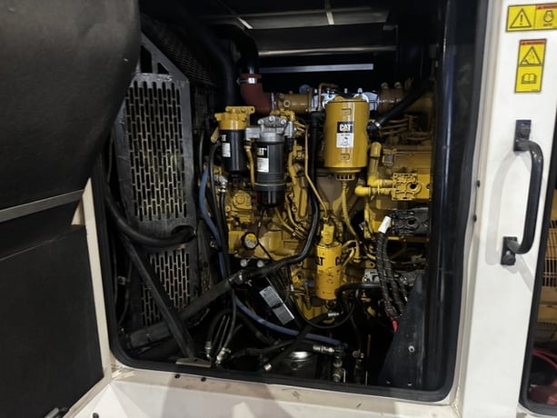 182 KW Caterpillar #XQ230-T4F, Diesel generator set, mobile, sound attenuated enclosure, EPA Tier, 277/480V. - Image 3