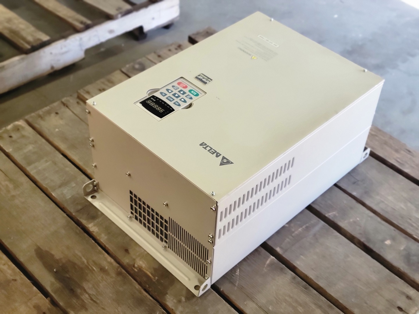 40 HP Delta Electronics, VFD300V43A-2, control drive, 600 Volts, 3 phase, 60 amps - Image 9