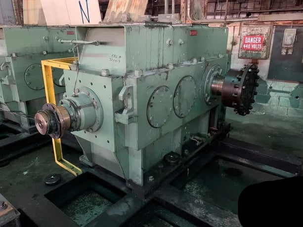 26" x 26" x 84" Adamson United rubber or plastic mill, 2-roll, 500 HP. drilled rolls, motorized roll - Image 5