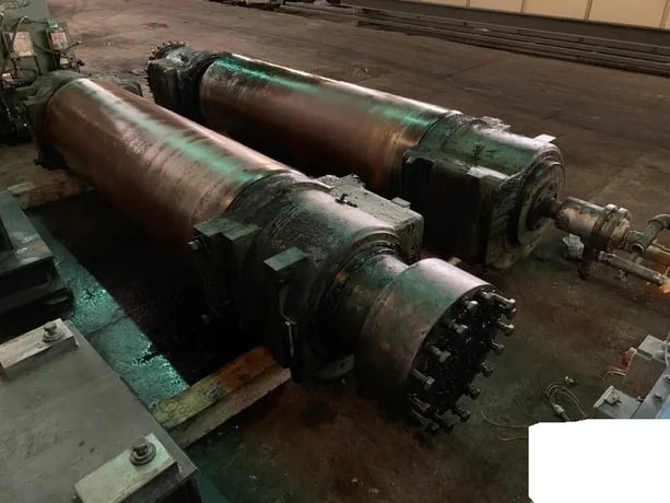 26" x 26" x 84" Adamson United rubber or plastic mill, 2-roll, 500 HP. drilled rolls, motorized roll - Image 6