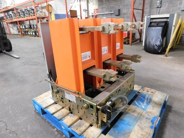 2000 Amps, General Electric, vb1-13.8-1000-3 powe, circuit breaker, 15 KV, 125 VDC - Image 6