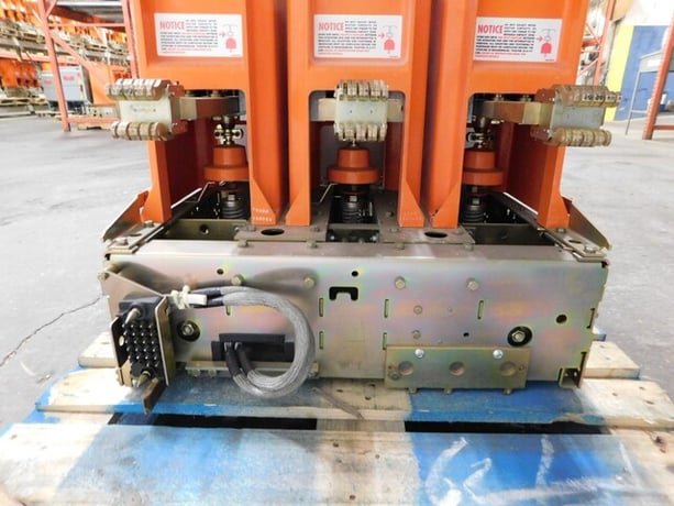 2000 Amps, General Electric, vb1-13.8-1000-3 powe, circuit breaker, 15 KV, 125 VDC - Image 9