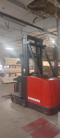 3000 lb. Raymond #SA-3SR30T, Order Picker/Fork Lift, 42" forks, 135" lift height, 48 volt battery electric - Image 4