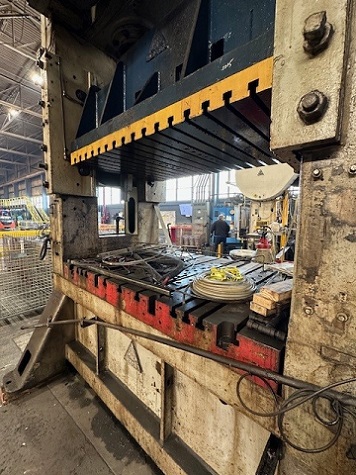 300 Ton, Clearing, straight side double crank stamping press, 14" stroke, 72" x48" bed, 28 SPM, 30 HP - Image 4