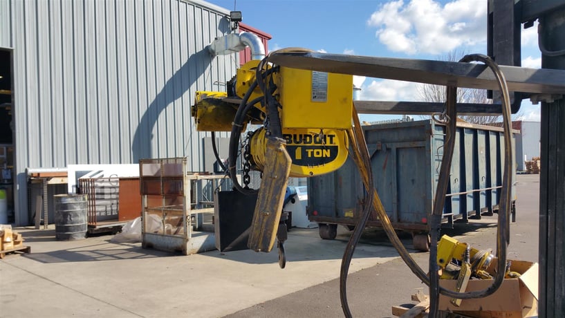 1 Ton, Budgit #BEH0132, hoist w/ motorized trolley, 10' lift, 6' pendant drop, 2000 - Image 1