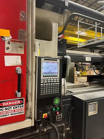 880 Ton, 179 oz., Cincinnati Milacron #MM-880-179, horizontal injection molding machine, 110mm screw, 2004 - Image 4