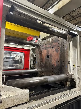 880 Ton, 179 oz., Cincinnati Milacron #MM-880-179, horizontal injection molding machine, 110mm screw, 2004 - Image 9