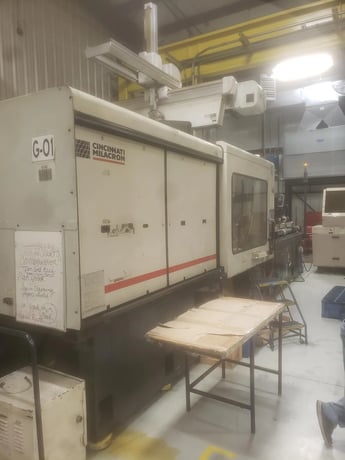 550 Ton, 105 oz., Cincinnati Milacron #VT-550-105, horizontal plastic injection molders, 34.25" x 34.25" tie - Image 1