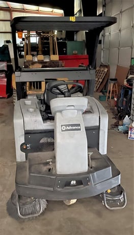 Advance #SW5500, ride-on sweeper, 46" pathway, 65" dump height, 2018 - Image 2