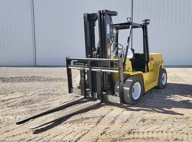 15500 lb. Yale #155, forklift, 180" lift height, Perkins diesel engine, solid tires, 3 stages mats, 2001 - Image 4