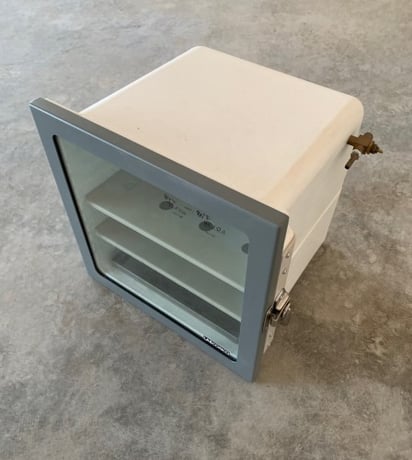 Labconco desicator / vacuum chamber, with shelves, hinged front door w/latch - Image 1