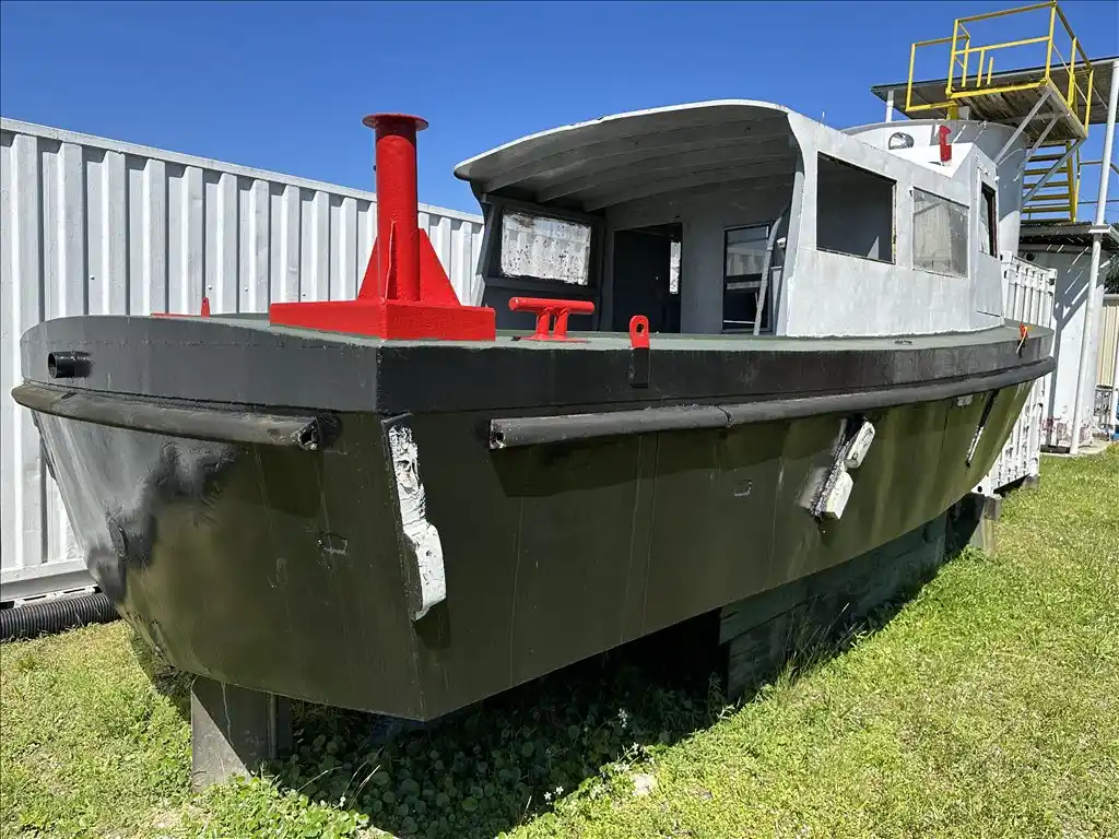 Workboat, single screw, Perkins Range 4 engine, steel hull, prop removed - Image 5