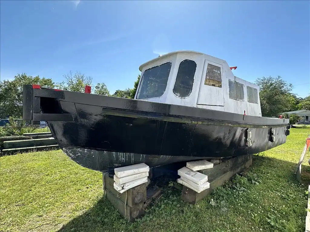 Workboat, single screw, Perkins Range 4 engine, steel hull, prop removed - Image 8