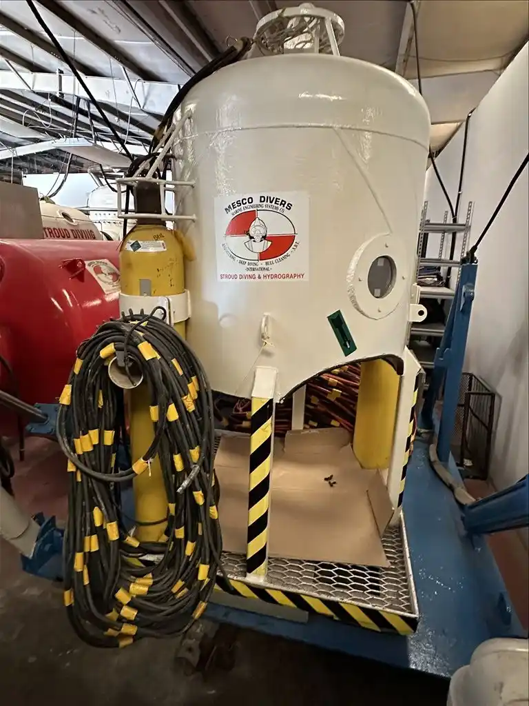Wet Bell & LARS, Oceaneering International Oceaneering class II manifold 2 man open bell w/1 diver excursion - Image 1