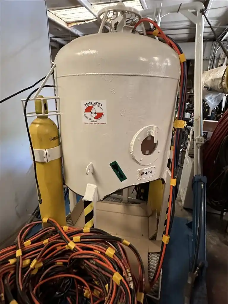 Wet Bell & LARS, Oceaneering International Oceaneering class II manifold 2 man open bell w/1 diver excursion - Image 2