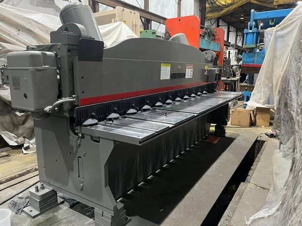 1/4" x 12' Cincinnati #2CC12, mechanical power squaring shear, 13 hold downs, 4" throat, 15 HP - Image 1