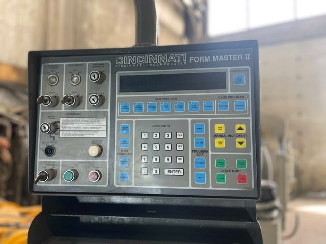90 Ton, Cincinnati #90FMII, hydraulic press brake, 10' overall, 78-3/4" between housing, 8" stroke, 7" throat - Image 3