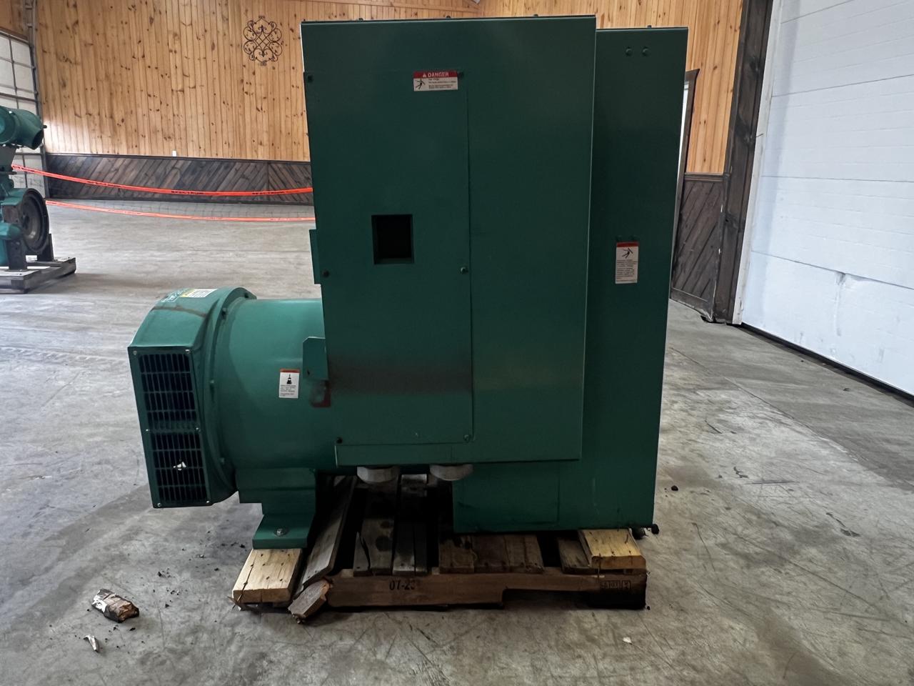 350 KW, Onan / Cummins 350DFCC, generator end, 12 wire, 1 or 3 phase, 480 Volts, 750 hours, 1992 - Image 1