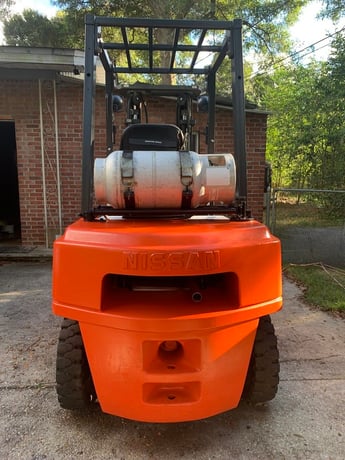 5000 lb. Nissan #CPJO2A25V, propane forklift, solid pneu tires, 2782 hours, 2011 - Image 5