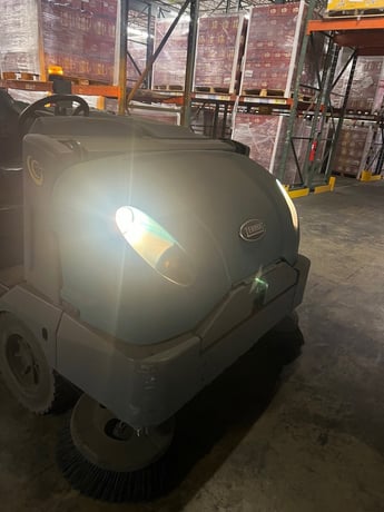 Tennant #S30, Ride-On Scrubber & Sweeper, 62.5"/80" path, 14 cu.ft. hopper capacity - Image 4