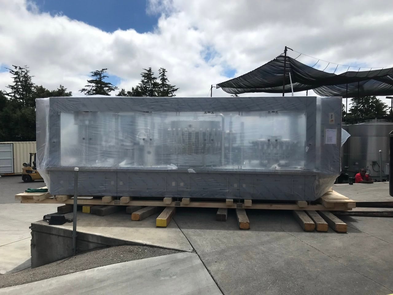 GAI #5052-FMT-LUX, Bottling Line, 1200-1600 btls/hr, monoblock w/ labeler & gyropalette, 2023 - Image 1