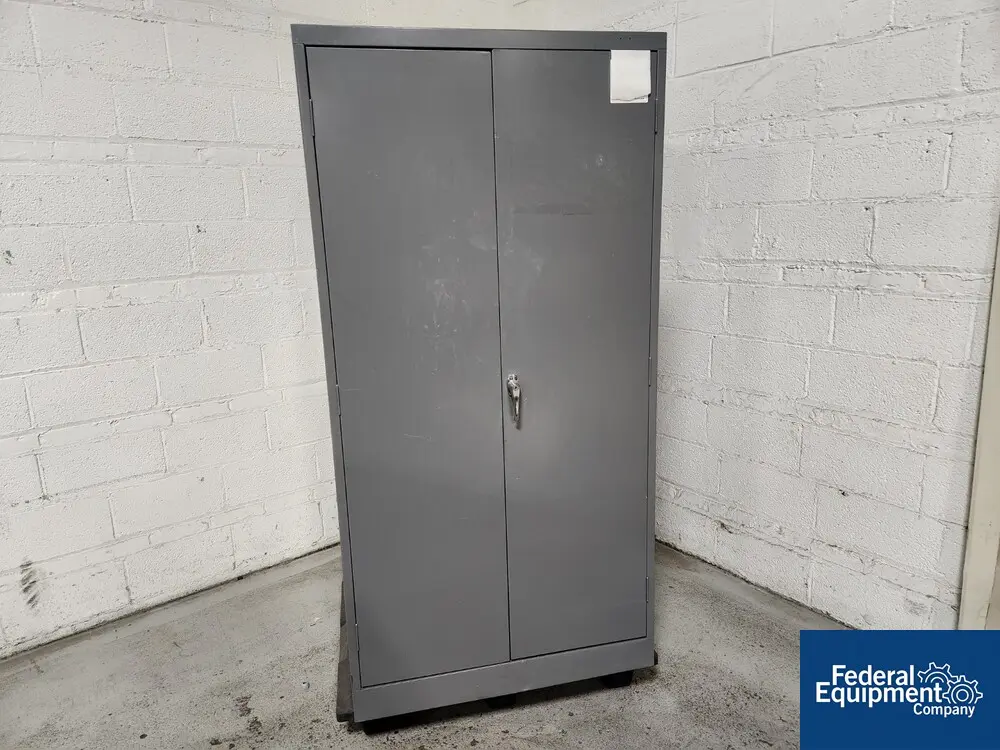 Steel Storage Cabinet, with shelves - Image 1