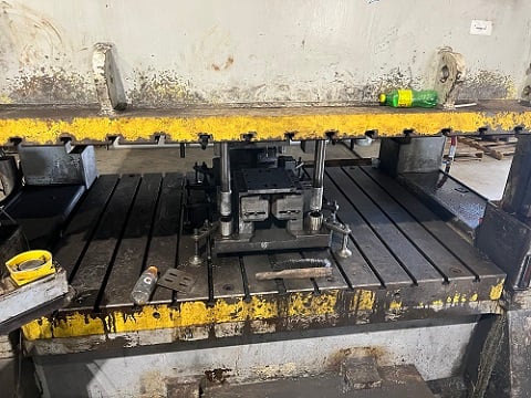 250 Ton, Blow #SC2-250-84-42, straight side twin end backshaft driven mechanical press, 1990 - Image 4