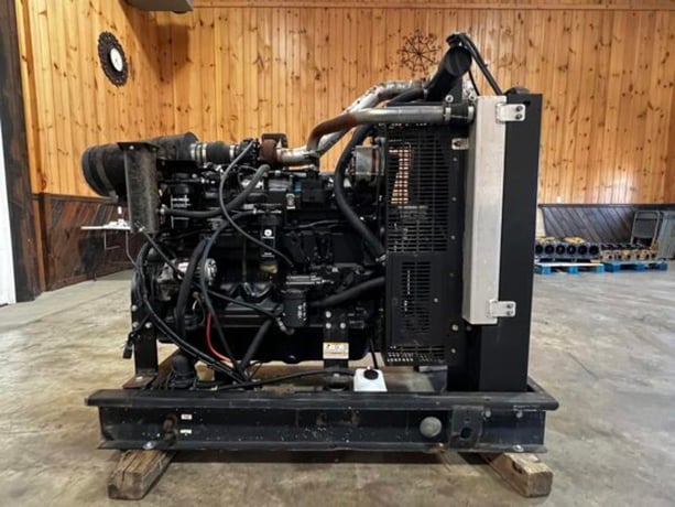 225 HP John Deere #6068HF285, complete engine, Tier 3, 652 hours, like new - Image 1