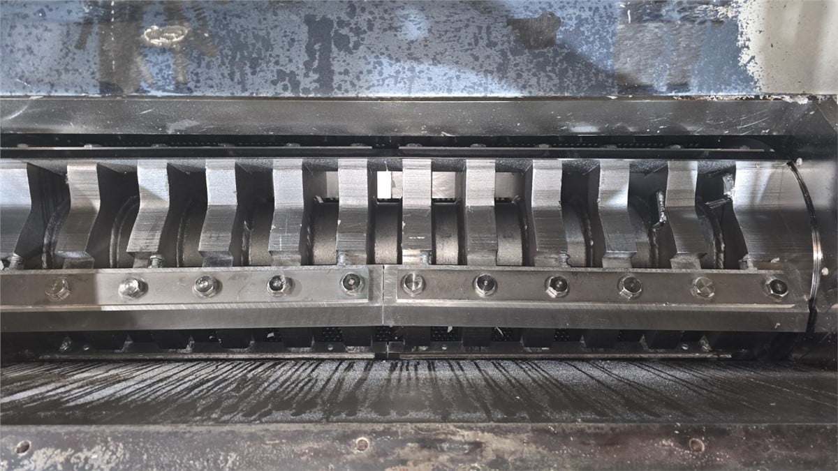 50.4" x 19.3" Tria #120-49, pull roll granulator, 75 HP, 5 fly knives 2 bed knives, 2003 - Image 3