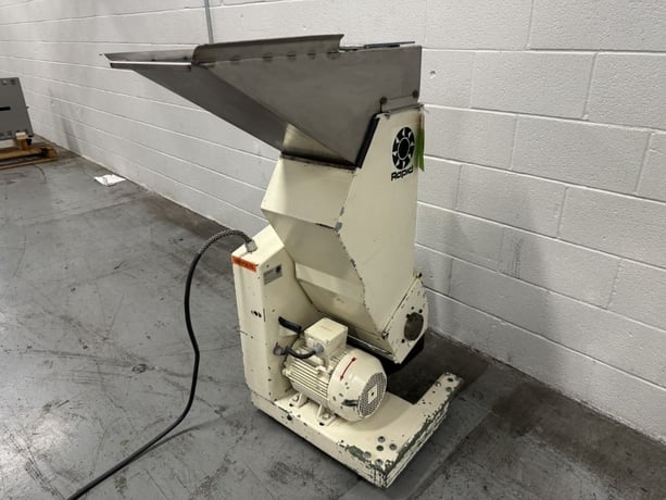 6" x 11" Rapid #611SR, granulator, 3 HP, 16 fly knives, 2 bed knives, 1/8" screen, bin discharge, caster - Image 2
