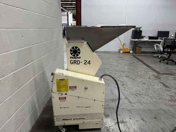 6" x 11" Rapid #611SR, granulator, 3 HP, 16 fly knives, 2 bed knives, 1/8" screen, bin discharge, caster - Image 5