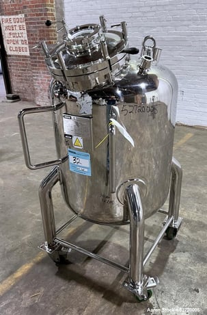 68.6 gallon Olsa, 250 Liter Vertical 316L Stainless Steel Pressure Tank, Vertical, 7.55" (700mm) diameter x - Image 3