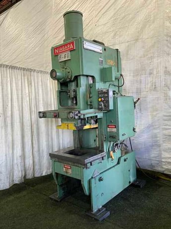 60 Ton, Niagara #E-60, OBI press, 6" stroke, 15-1/2" Shut Height, dual palm buttons, 60 SPM, 5 HP - Image 1