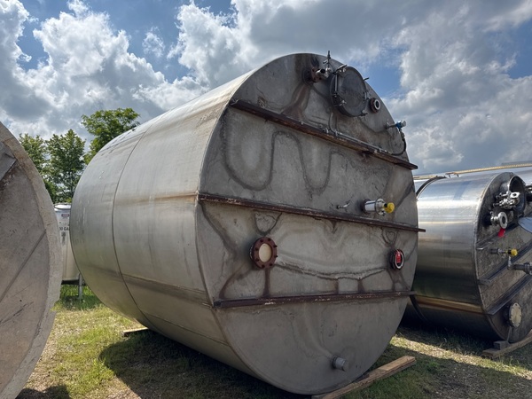 10000 gallon Stainless steel tank, 132" dia. x 144" straight side, flat top & bottom - Image 3