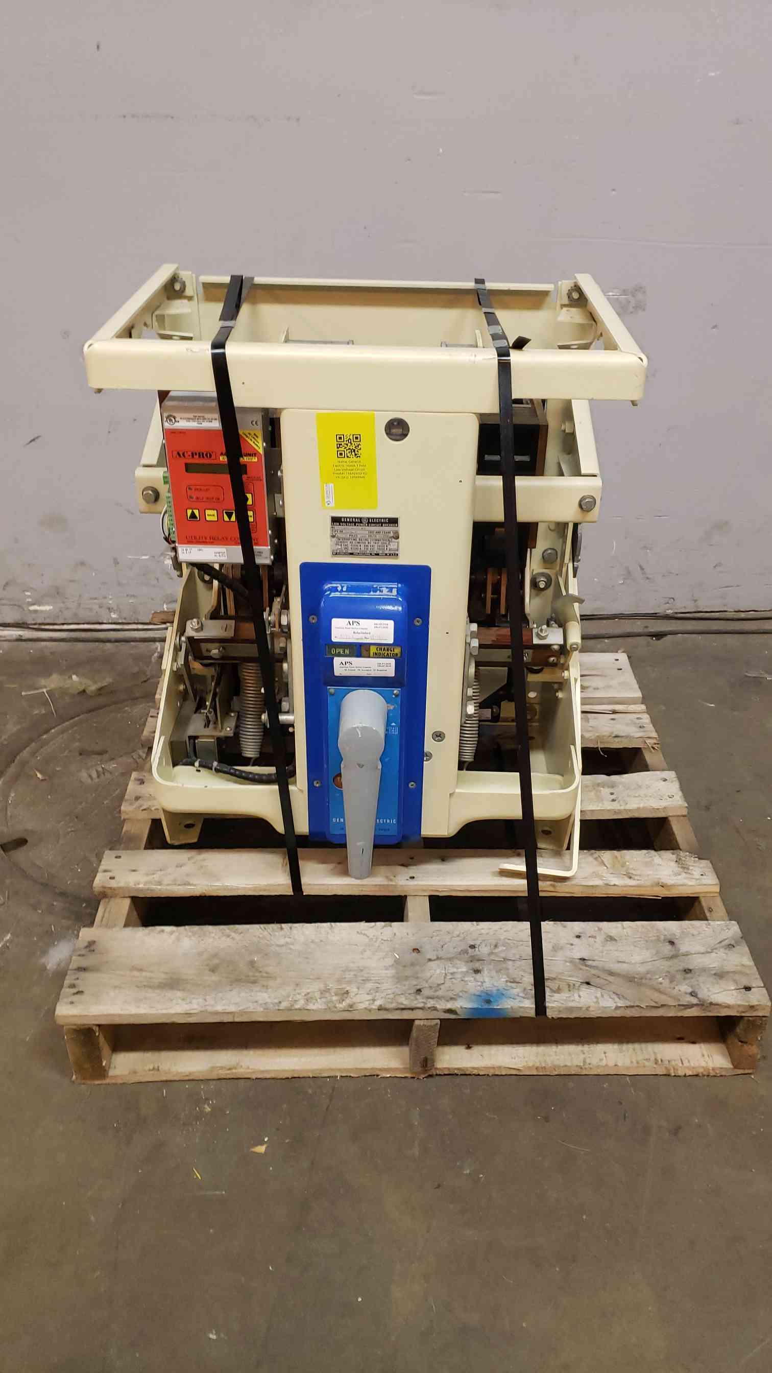 1600 Amps, General Electric, 166A263042VX, Low Voltage Circuit Breaker, 3-Pole, 60 Hz, 600 V - Image 1