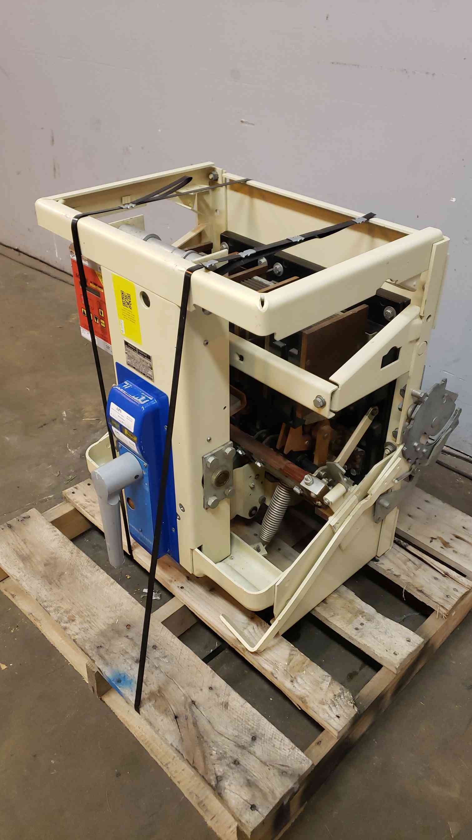 1600 Amps, General Electric, 166A263042VX, Low Voltage Circuit Breaker, 3-Pole, 60 Hz, 600 V - Image 4