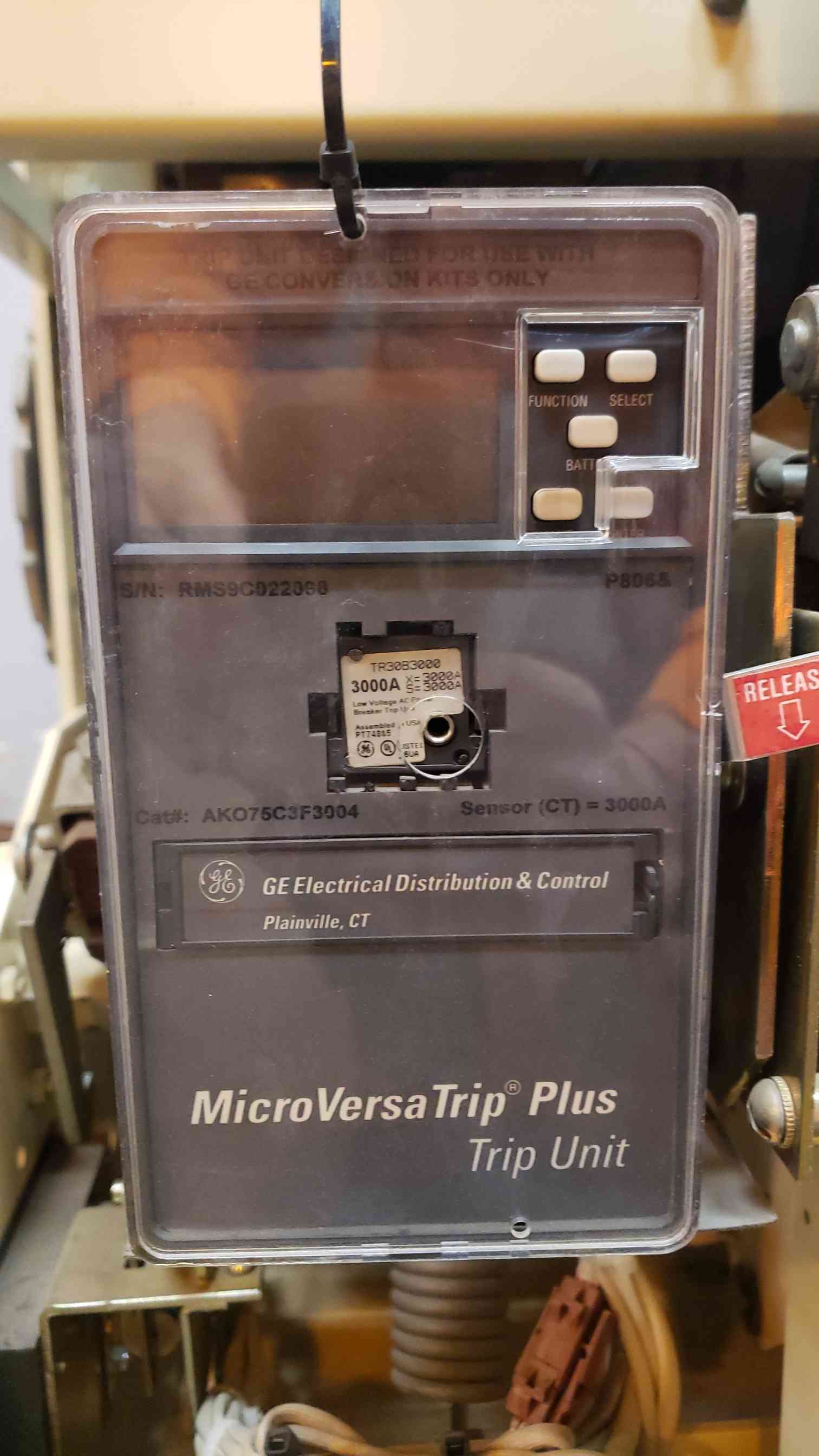 3000 Amps, General Electric, 156A5045207TW, Low Voltage Power Circuit Breaker, 3-Pole, 60 Hz, 600 V - Image 4