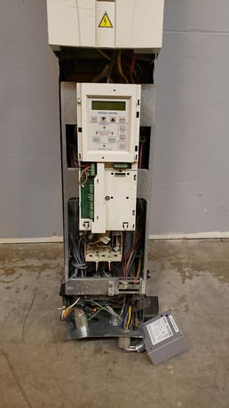 30 HP ABB, ACH550-VCR-045A-4, VFD, 9" L x 9" W x 46" H, 3 Phase, 44 Amps, 380-480 V, 2010 - Image 4