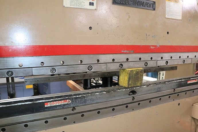 135 Ton, Cincinnati #135CB8, press brake, 120" Bed, 1032" between housing, 8" stroke, 7" throat, 25 HP, 3 - Image 3