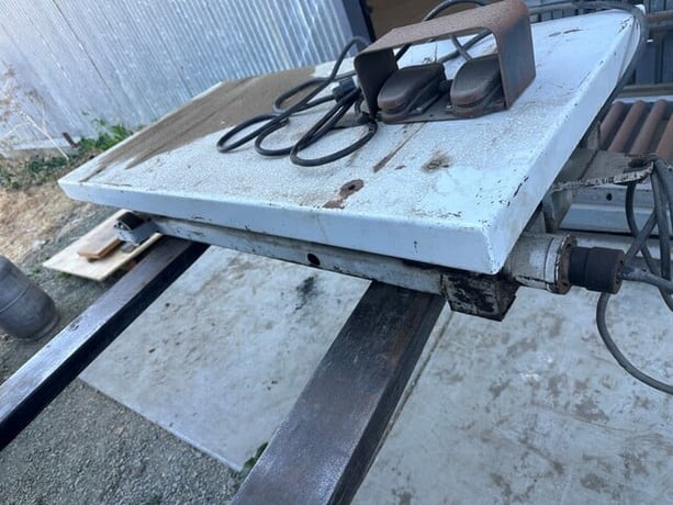 2000 lb. Scissor Lift Table, Good Condition - Image 3