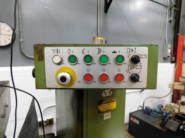 11" x 25" Tos Hostivar, universal cylindrical grinder, 16" x 1.5" x 5" wheel, automatic infeed, hydraulic - Image 4