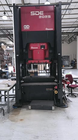 200 Ton, Amada #SDE-2025, 9.8"stroke, 25.2"Shut Height, 4.3"adj, 49.2" x 33.1" table, 2008 - Image 1