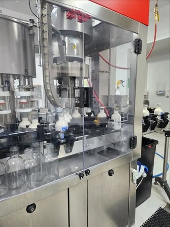 Newmapak #Babybloc, Monoblock rinser, filler & capper, 1700 BPH, conveyor, 2021 - Image 8