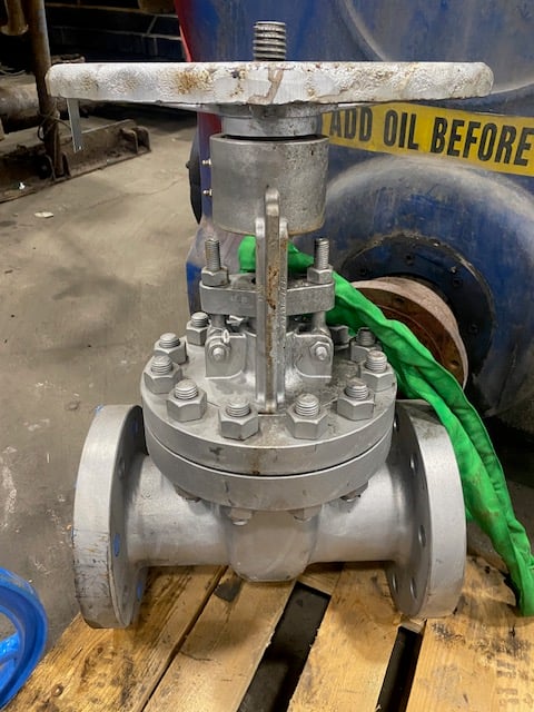4" Valve #3004426, rating 600 CF8M manual operation, new spare - Image 3