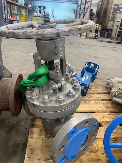 4" Valve #3004426, rating 600 CF8M manual operation, new spare - Image 4