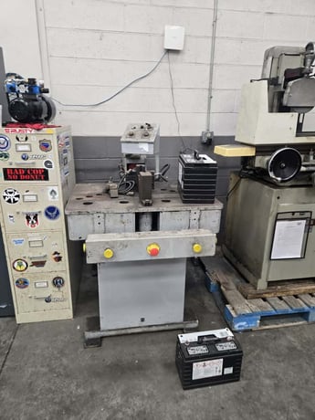 11 Ton, Bentec #BT-1000, Hydraulic Press, 12" stroke, V-block, die table, w/ dies, 2007 - Image 4